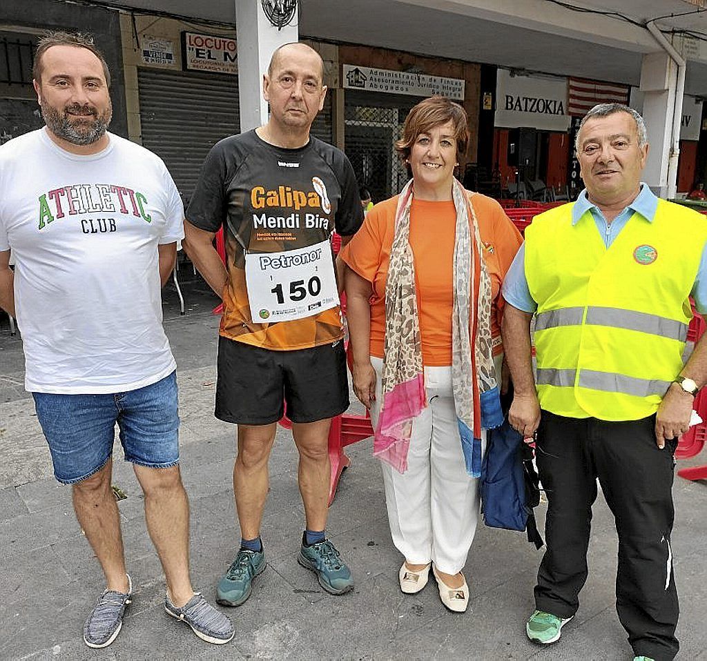 Iraitz, 17 meses, le puso 13 kilos a la mochila de su amatxu Jennifer.
