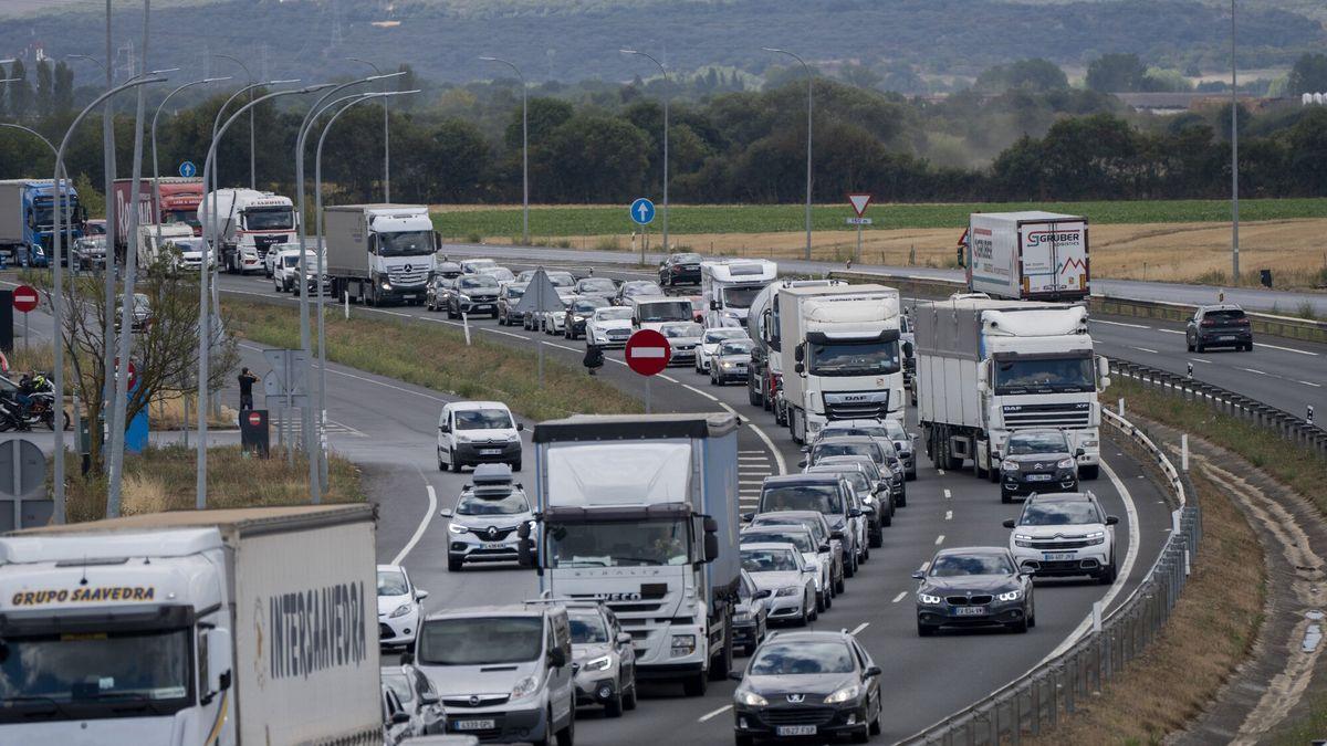 La red viaria alavesa presenta a esta hora numerosas complicaciones en la incorporaci&oacute;n de la N-1, sentido Irun, a la N-622, de salida hacia Bilbao.
