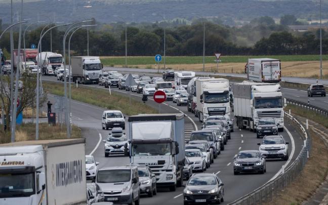 La red viaria alavesa presenta a esta hora numerosas complicaciones en la incorporaci&oacute;n de la N-1, sentido Irun, a la N-622, de salida hacia Bilbao.