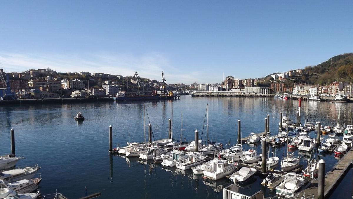 Vista de la bahía de Pasaia tomada desde Donibane.