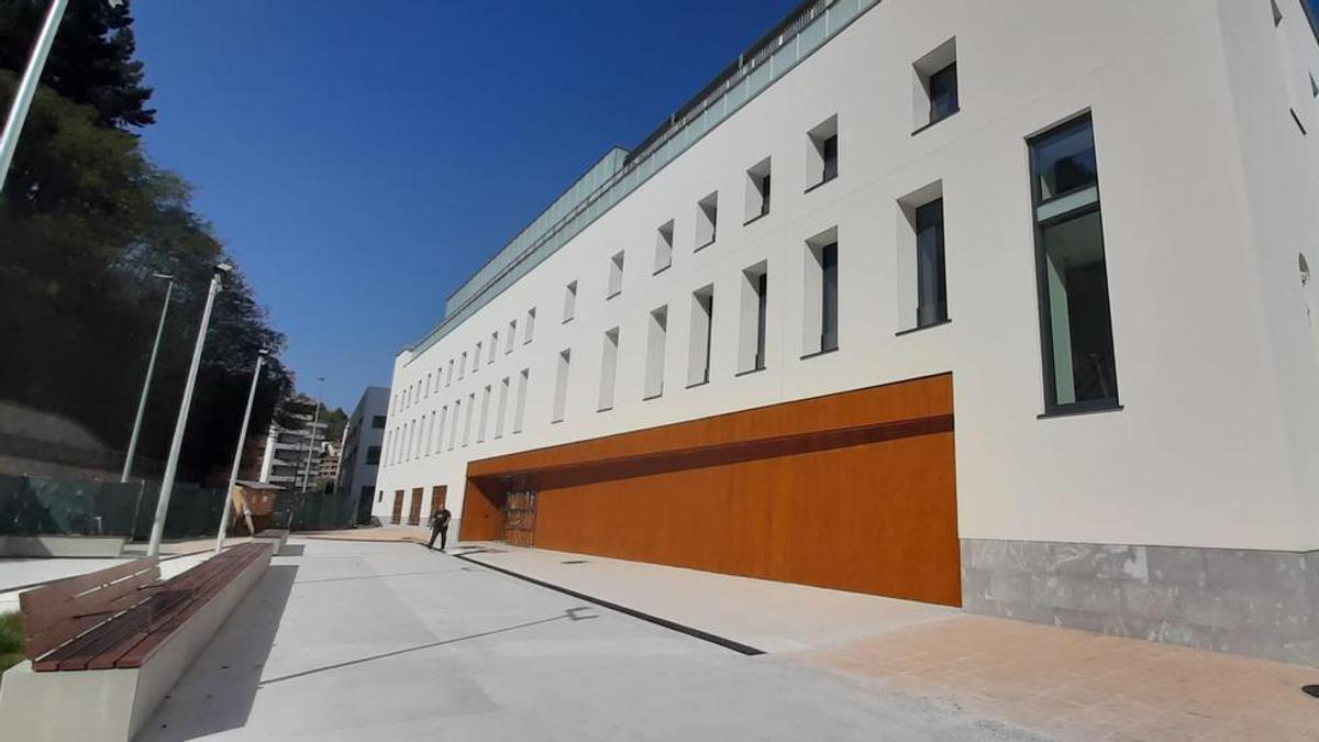 Imagen del emblemático edificio de Aprendices de la Unión Cerrajera de Arrasate que, tras una ambiciosa rehabilitación, albergará una nueva infraestructura cultural: Juan Arzamendi Musika Etxea.