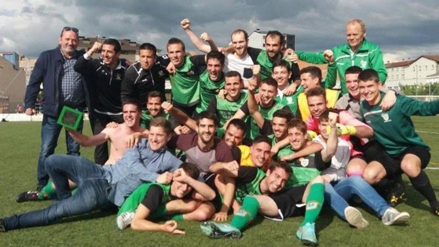 La plantilla del Beti Onak celebra el ascenso a Tercera.