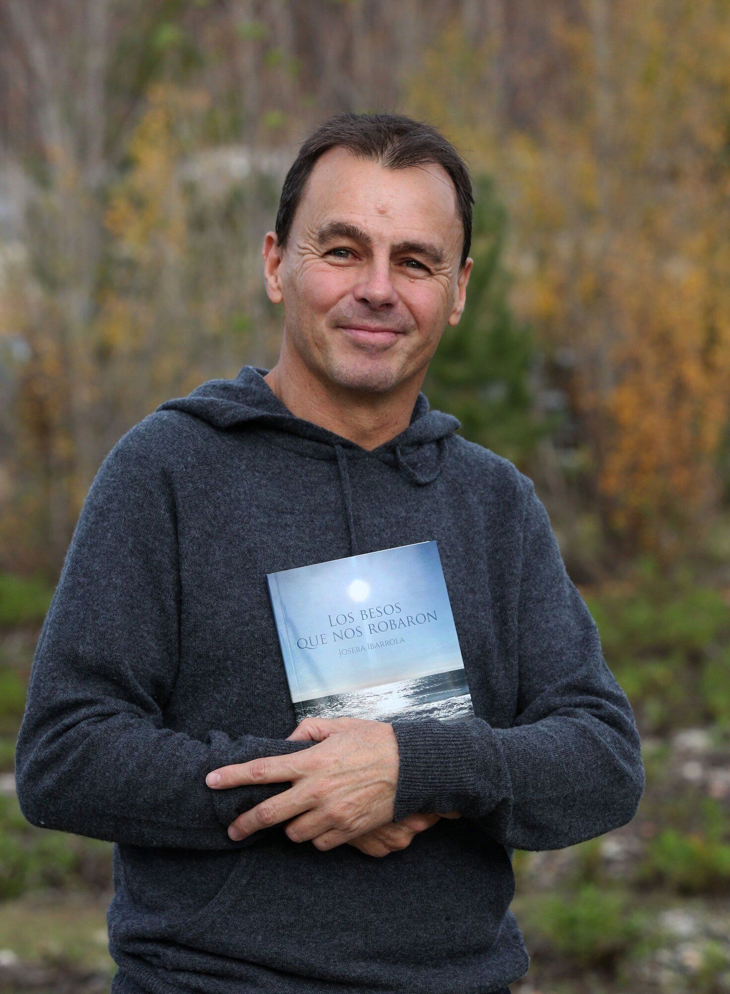 Joseba Ibarrola posa con su segundo poemario.