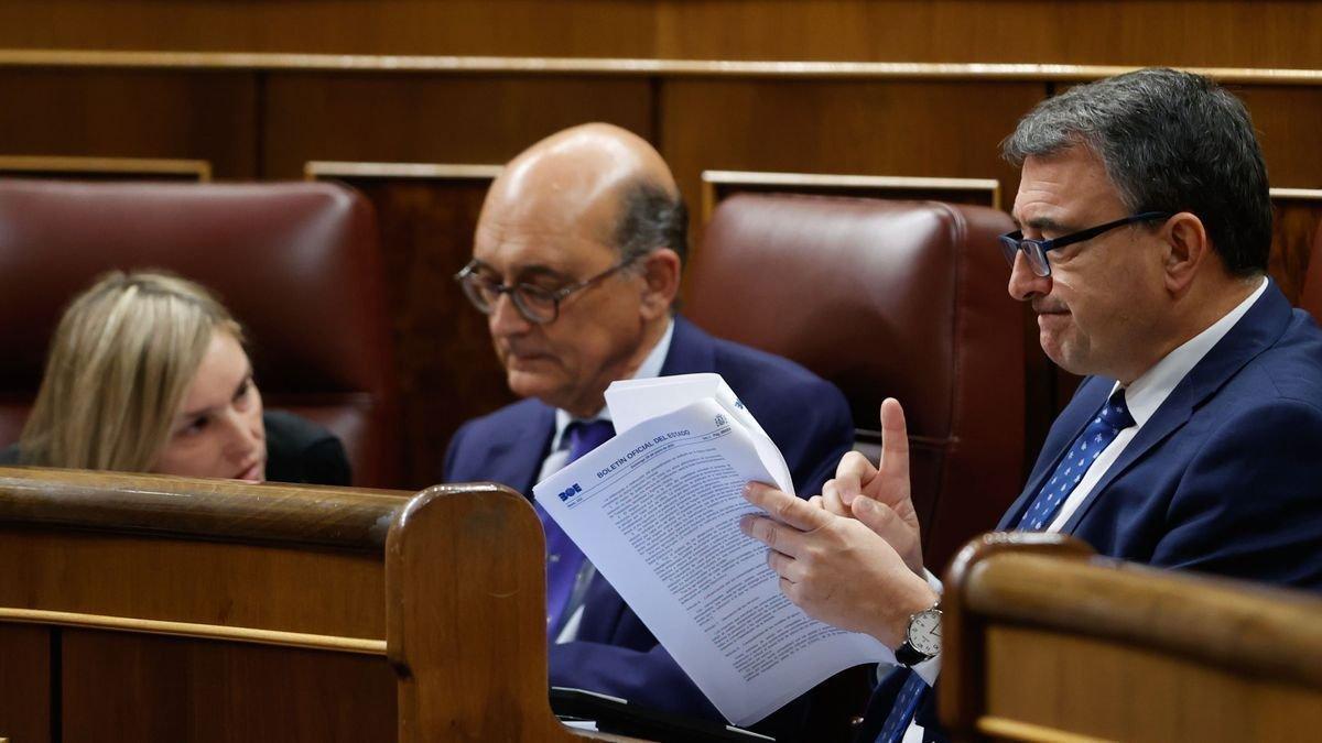 El portavoz del PNV en el Congreso, Aitor Esteban, con dos de sus compañeros, Mikel Legarda e Idoia Sagastizabal