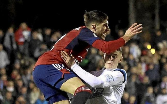 Nacho Vidal es trastabillado por un adversario.