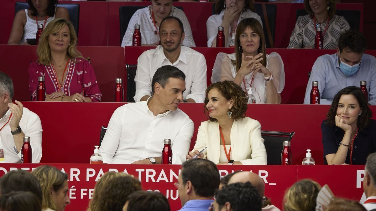 Sánchez junto a la nueva vicesecretaria general del PSOE, María Jesús Montero.