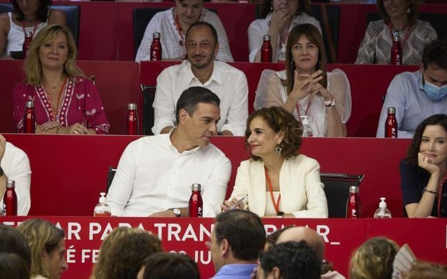 S&aacute;nchez junto a la nueva vicesecretaria general del PSOE, Mar&iacute;a Jes&uacute;s Montero.