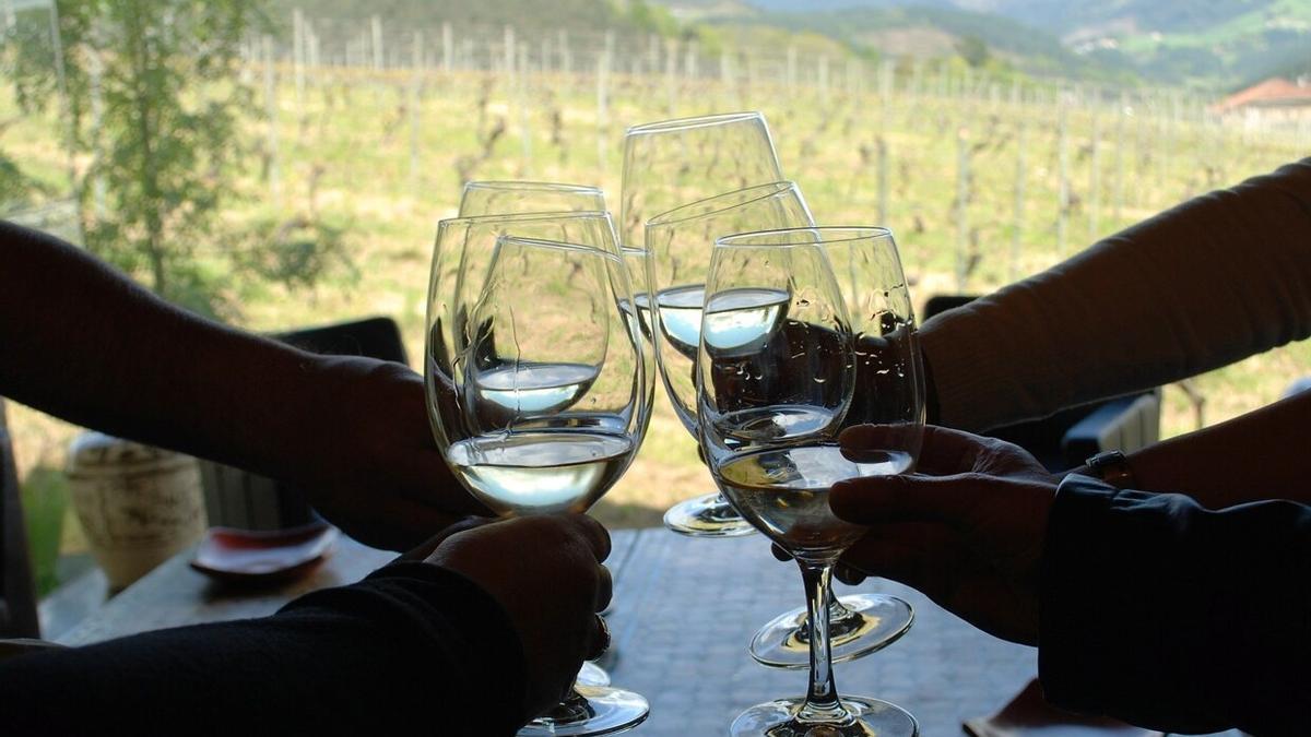 Brindis con txakoli.