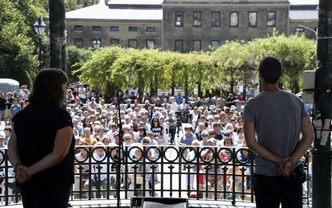 Irudian, bizkarrez, Nerea Elustondo eta Unai Gaztelumendi