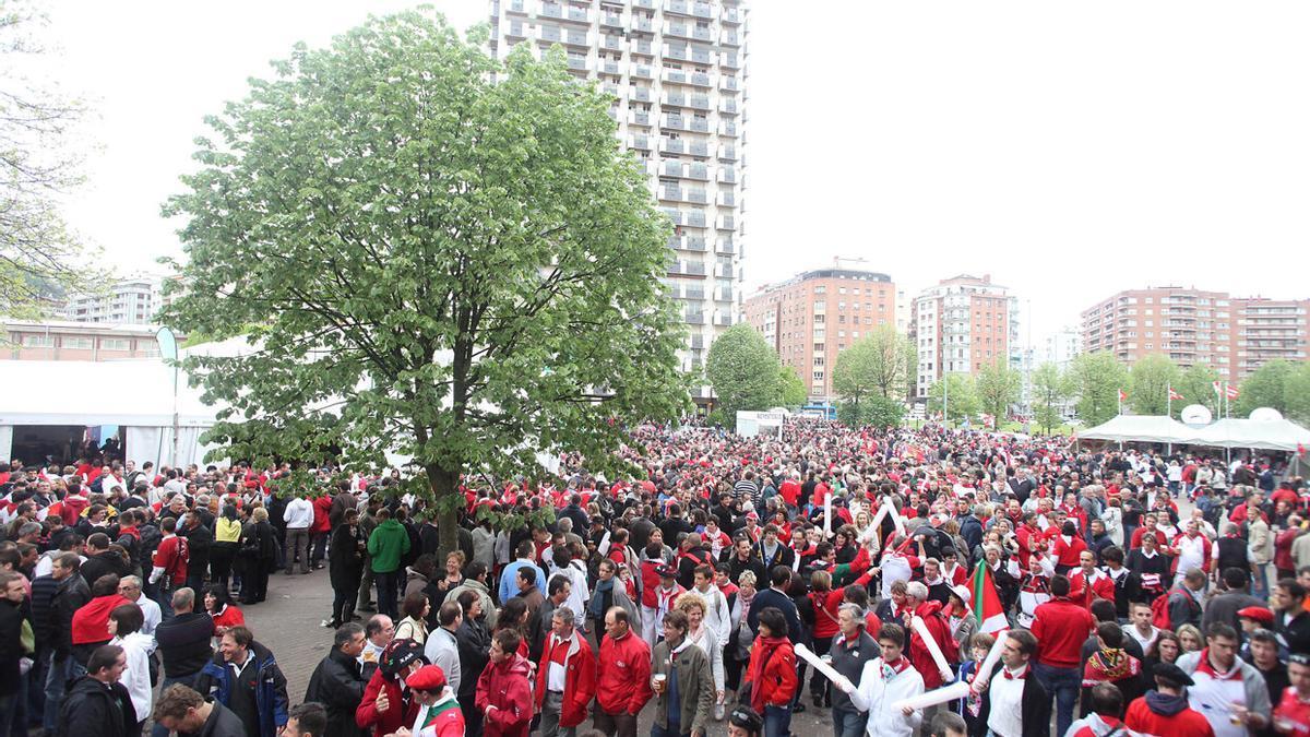 Ambiente en el exterior de Anoeta antes del partido de rugby entre el Biarritz y el Toulouse, en 2011.