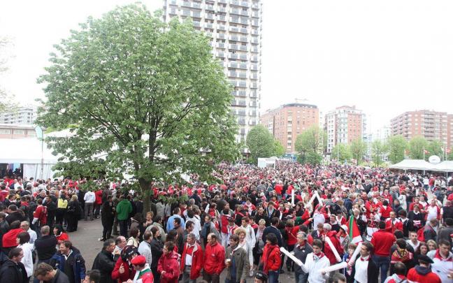 Ambiente en el exterior de Anoeta antes del partido de rugby entre el Biarritz y el Toulouse, en 2011. Ambiente en el exterior de Anoeta antes del partido de rugby entre el Biarritz y el Toulouse, en 2011.