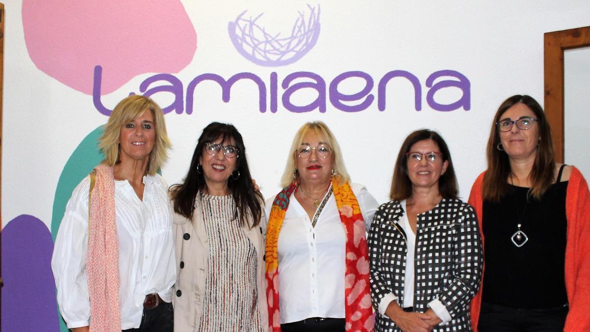 Landaida, con chaqueta a cuadros, con representantes del Ayuntamiento y colectivos de mujeres.