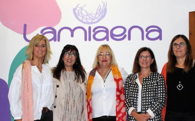 Landaida, con chaqueta a cuadros, con representantes del Ayuntamiento y colectivos de mujeres. Landaida, con chaqueta a cuadros, con representantes del Ayuntamiento y colectivos de mujeres.