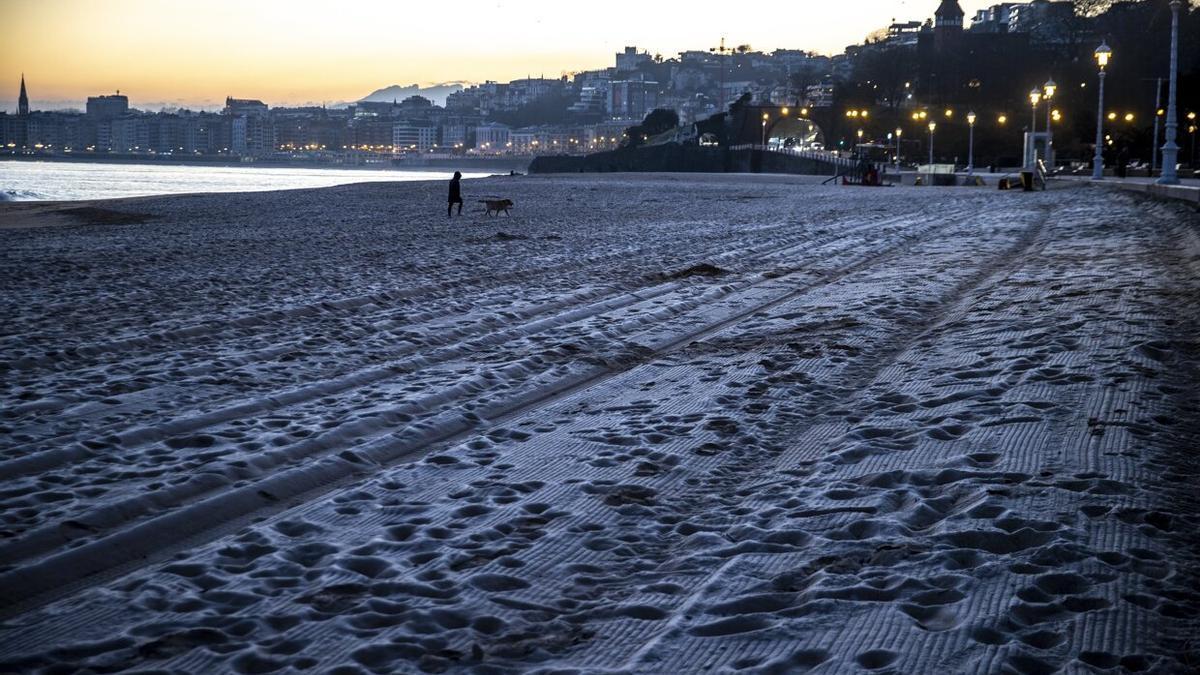 La arena de la playa de Ondarreta, ligeramente helada, este jueves en Donostia