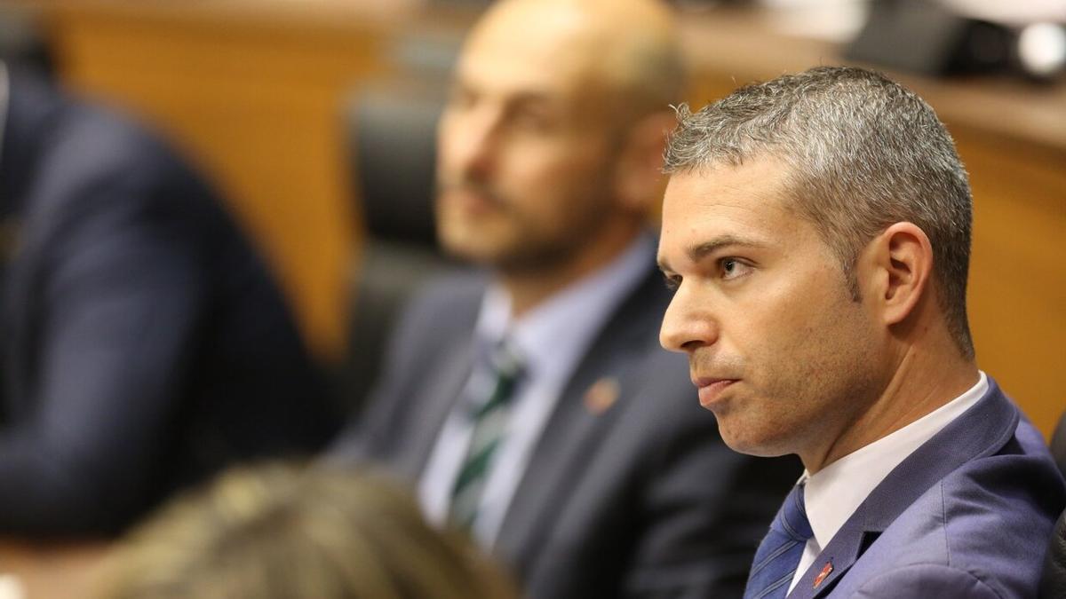 Jorge Esparza, en un pleno del Parlamento de Navarra.