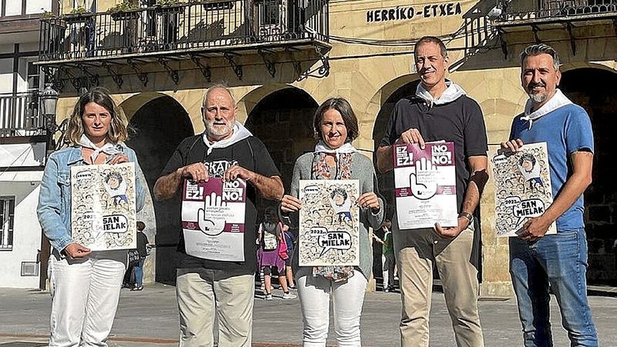 Udal ordezkariak eta Kantazaun elkarteko Jabier Salaberria. | ARGAZKIA: N.G.