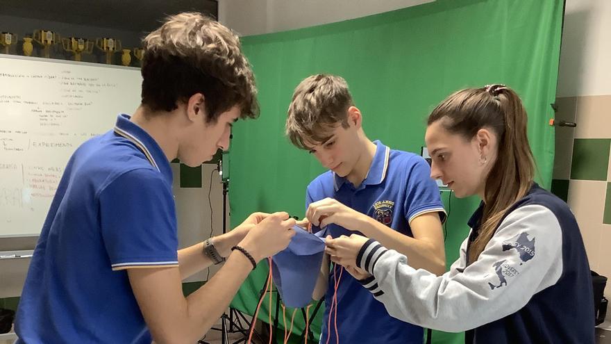 Los alumnos trabajan en su proyecto.