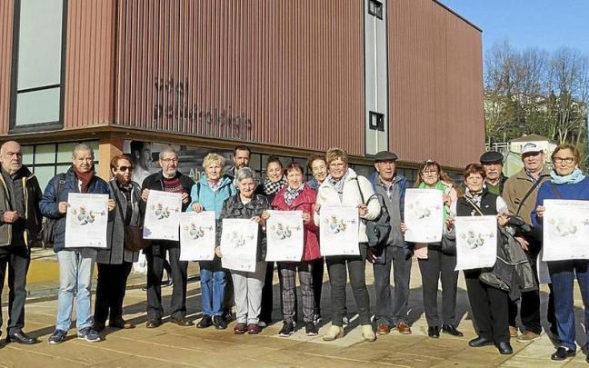 Representantes del Ayuntamiento y de los clubes de jubilados en la presentación. | FOTO: N.G.