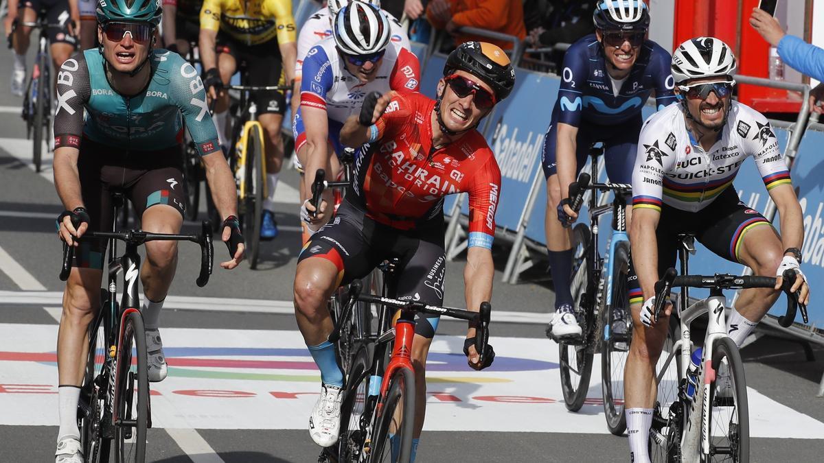 Pello Bilbao venció la tercera etapa de la Itzulia tras derrotar al esprint a Alaphilippe.