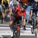 Pello Bilbao venci&oacute; la tercera etapa de la Itzulia tras derrotar al esprint a Alaphilippe.