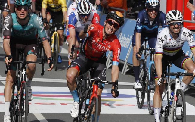 Pello Bilbao venci&oacute; la tercera etapa de la Itzulia tras derrotar al esprint a Alaphilippe.