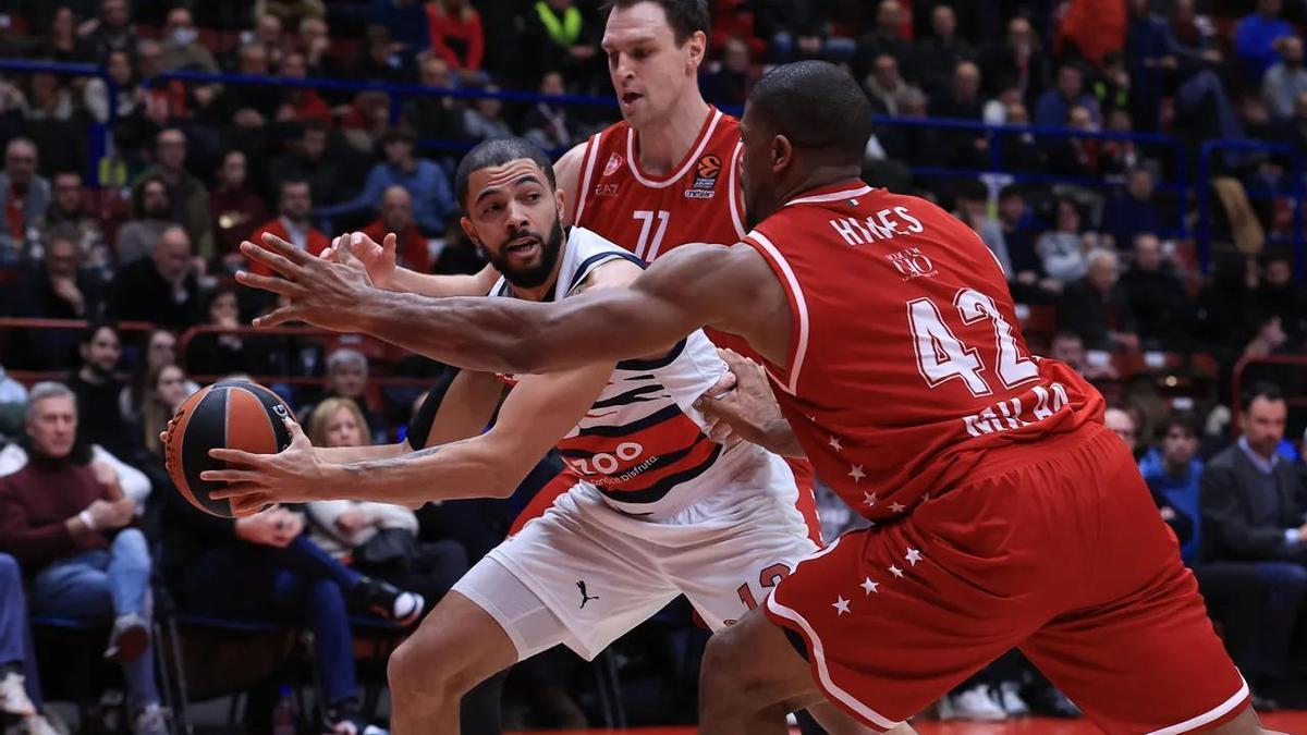 Thompson trata de pasar el balón ante el acoso del exbaskonista Voigtmann y Hines, durante el partido entre el Mián y el Baskonia