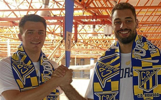 Jakub Skrzyniarz y Harbaoui Mehdi se estrechan las manos en Artaleku durante su comparecencia ante los medios. | FOTO: N.G. Jakub Skrzyniarz y Harbaoui Mehdi se estrechan las manos en Artaleku durante su comparecencia ante los medios. | FOTO: N.G.