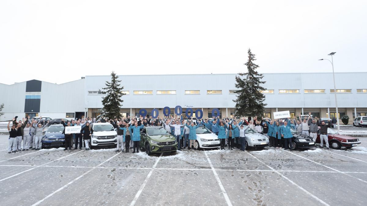 Trabajadores de Volkswagen junto al coche nueve millones