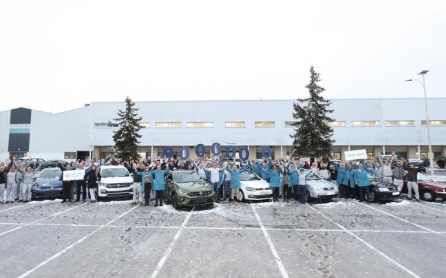 Trabajadores de Volkswagen junto al coche nueve millones