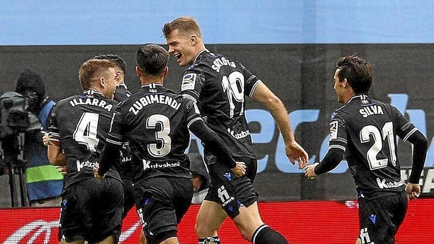 Illarramendi celebra con los compañeros su gol al Celta.