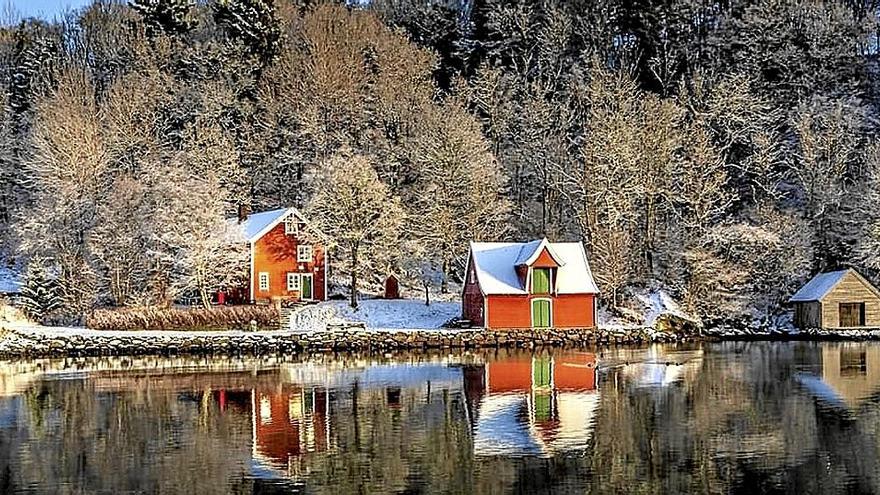 Cabañas de colores en el fiordo de Fana.