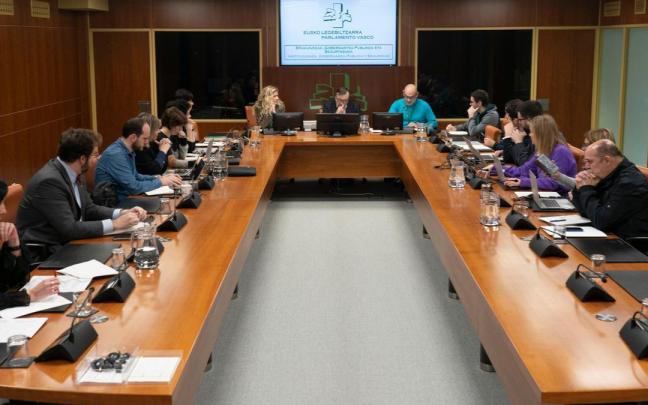 Gure Esku pide a los grupos del Parlamento Vasco "avanzar" en el derecho a decidir.