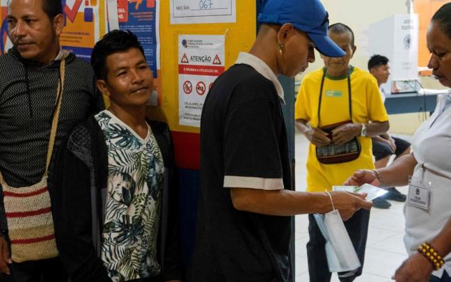 Votantes en un colegio electoral en Brasil este domingo.