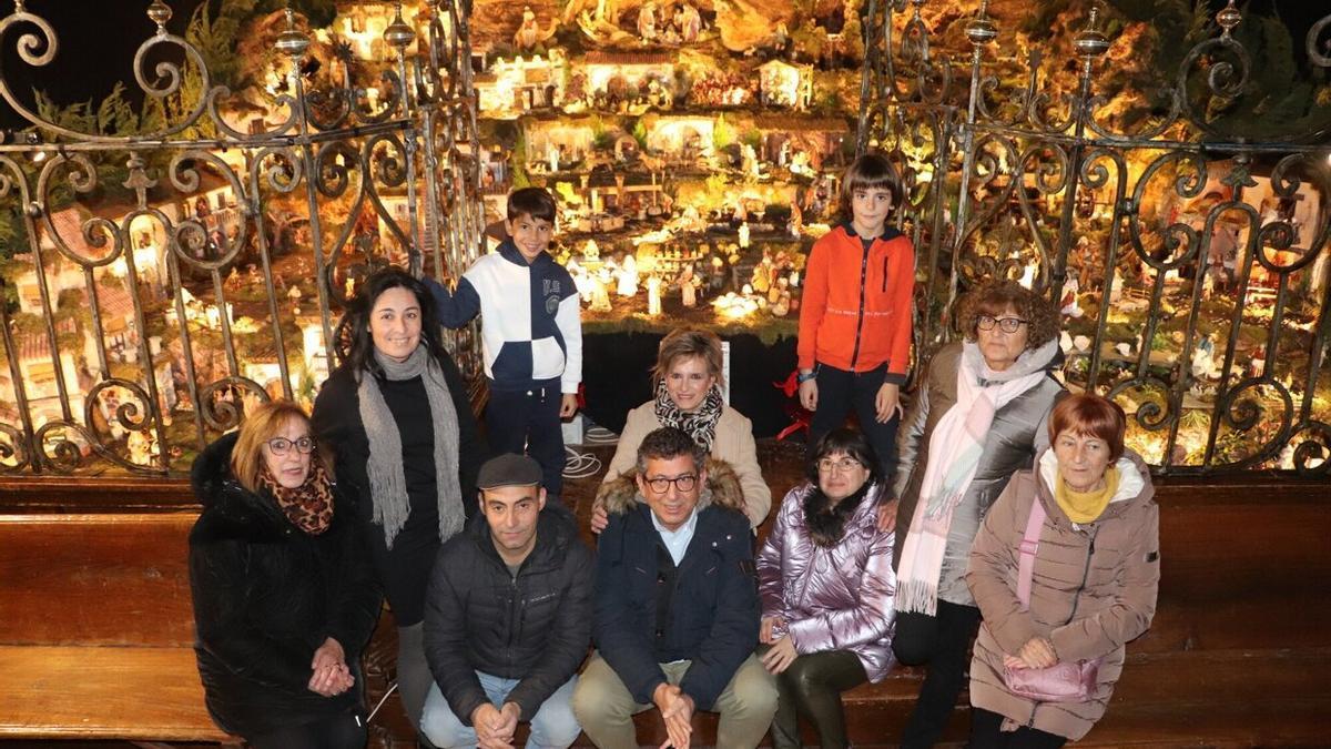 Parte de las personas que han trabajado en crear el Belén de la Basílica del Romero de Cascante