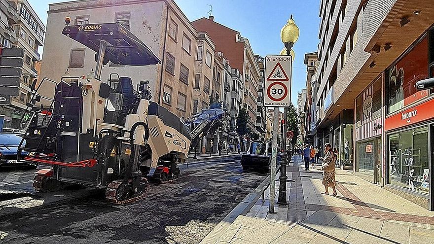 Trabajos de asfaltado en la avenida de Zaragoza