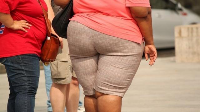 Una mujer con sobrepeso.