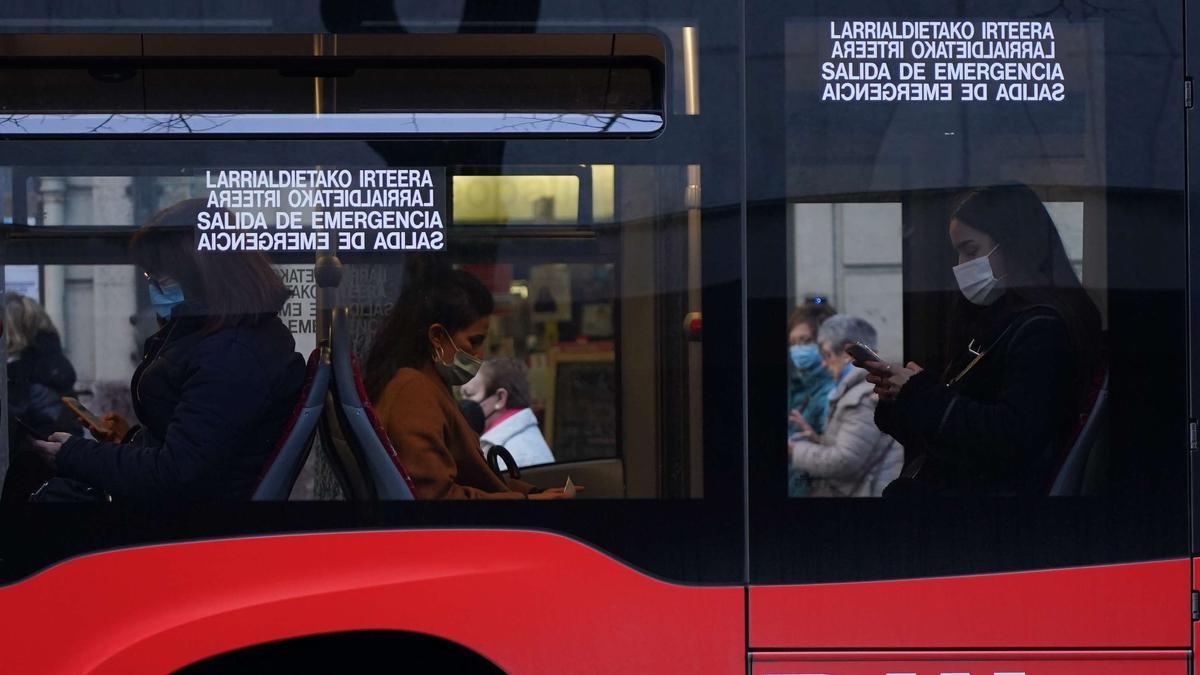 Una unidad de Bilbobus circula por la capital vizcaina