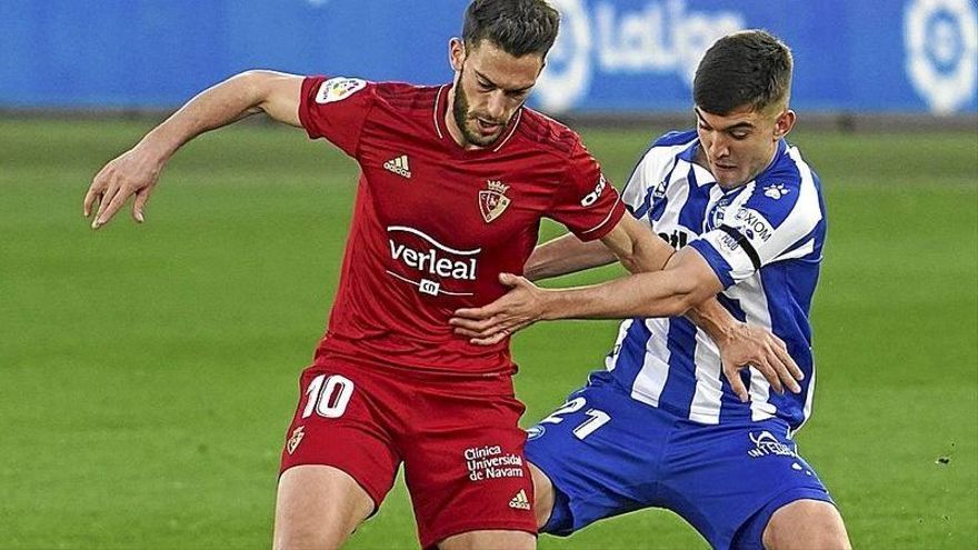 Roberto Torres pugna con el exalbiazul Martín Aguirregabiria, durante un Alavés-Osasuna.