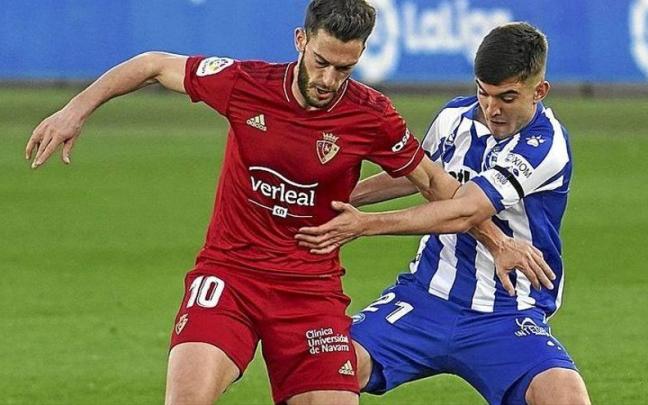 Roberto Torres pugna con el exalbiazul Mart&iacute;n Aguirregabiria, durante un Alav&eacute;s-Osasuna.
