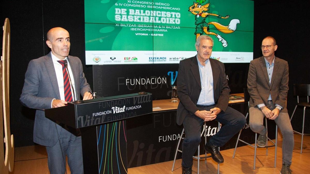 Axier Urresti, director ejecutivo de las Fundaciones Vital; Luis Sautu, presidente de la Federación Vasca de Baloncesto y Raúl Martínez de Santos, director del CIB