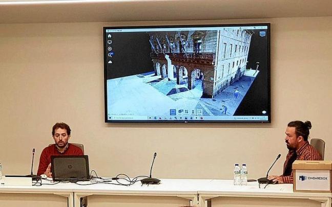 Jonatan Gragirena (izq.), t&eacute;cnico inform&aacute;tico del Ayuntamiento de Irun, presentado la digitalizaci&oacute;n. | FOTO: N.G.