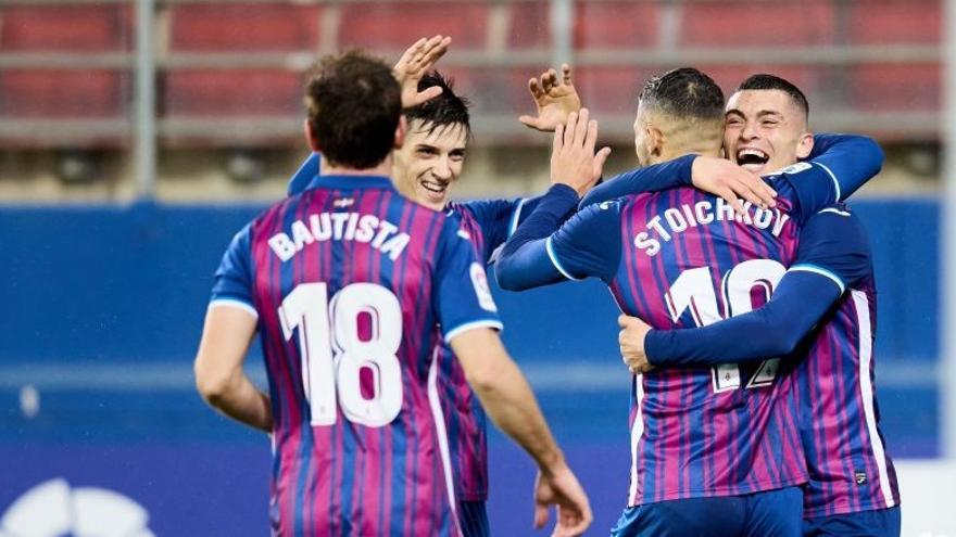 Los jugadores del Eibar celebran un gol de Stoichkov.