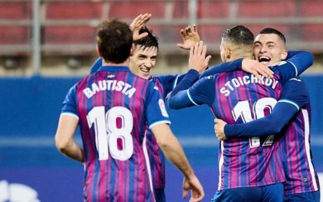 Los jugadores del Eibar celebran un gol de Stoichkov. Los jugadores del Eibar celebran un gol de Stoichkov.