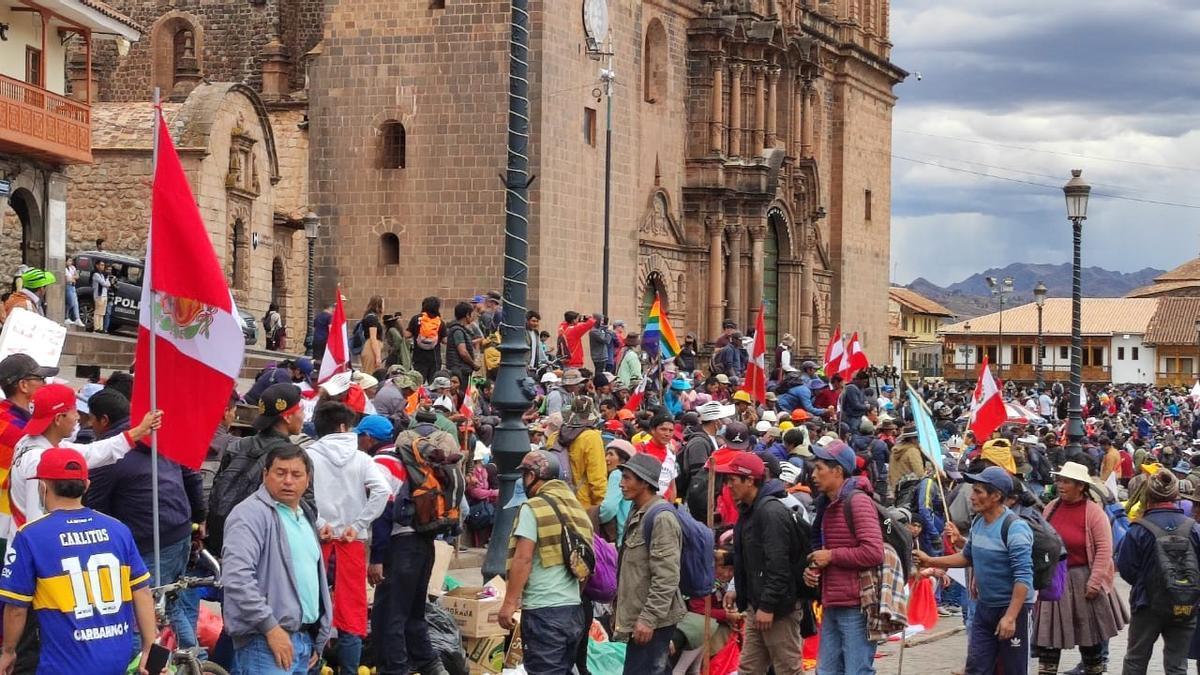 Imagen tomada por un turista navarro este miércoles en una concentración en Cuzco.