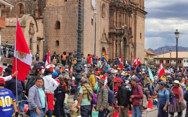 Imagen tomada por un turista navarro este miércoles en una concentración en Cuzco.