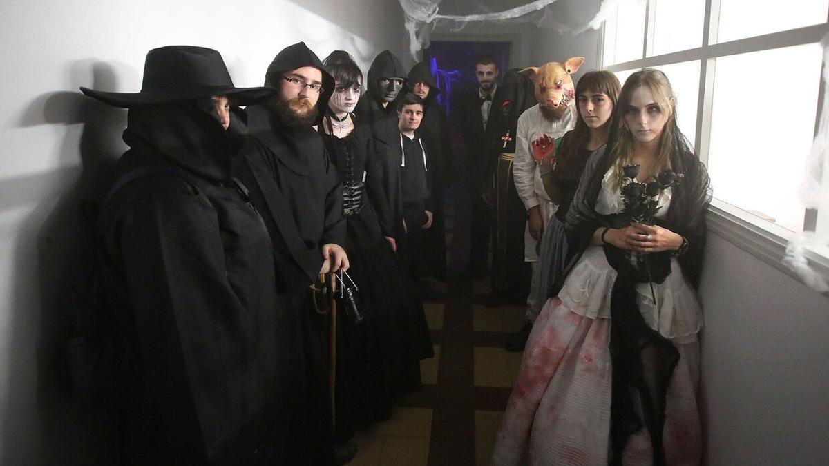 Vecinos de la Txantrea disfrutan de la Casa del Terror.