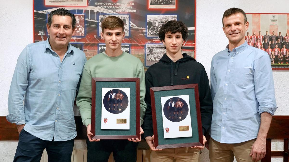 El presidente de la Peña Athletic Juvenil, Joseba Núñez, Miguel Barandalla, Ibon Sánchez y el presidente del Athletic, Jon Uriarte, posan con los trofeos.