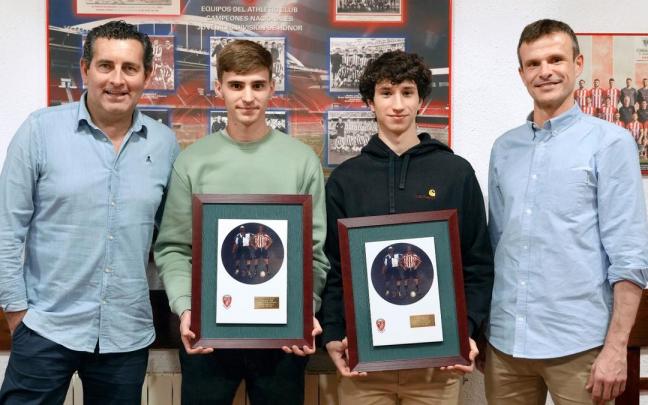El presidente de la Peña Athletic Juvenil, Joseba Núñez, Miguel Barandalla, Ibon Sánchez y el presidente del Athletic, Jon Uriarte, posan con los trofeos. El presidente de la Peña Athletic Juvenil, Joseba Núñez, Miguel Barandalla, Ibon Sánchez y el presidente del Athletic, Jon Uriarte, posan con los trofeos.