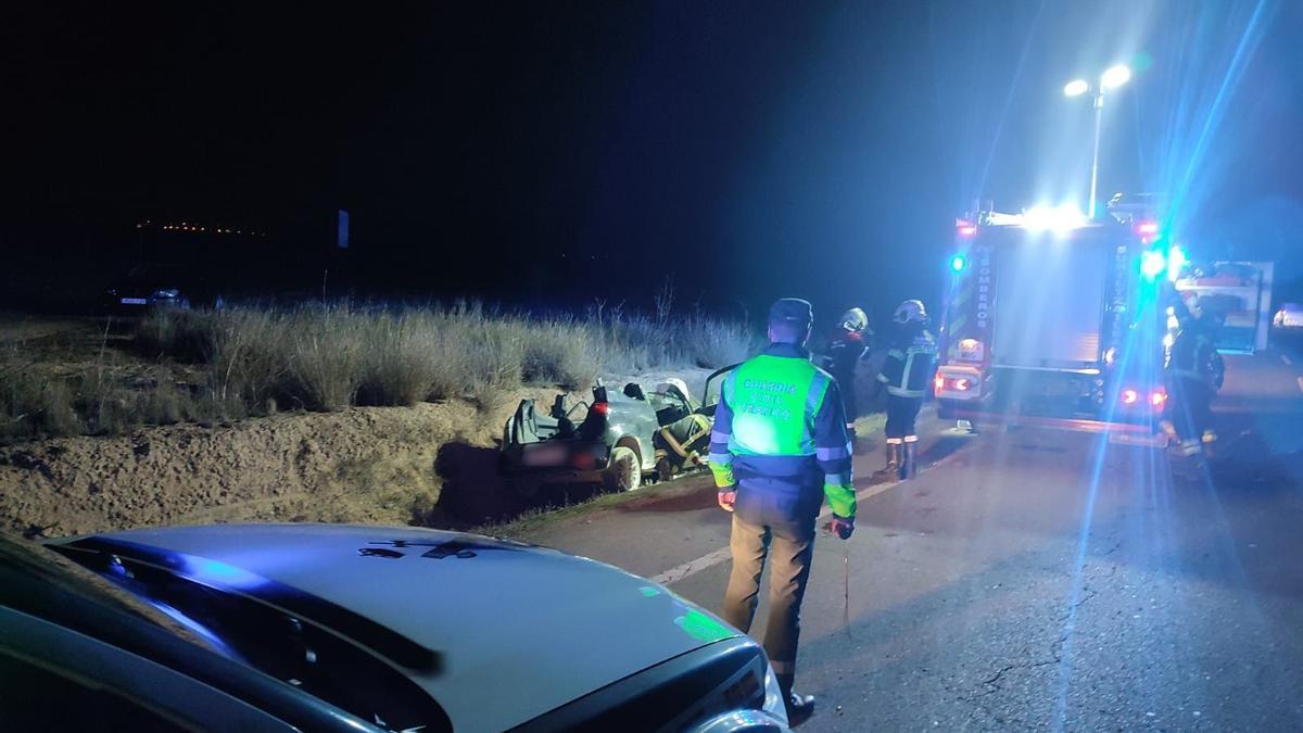 Bomberos y Guardia Civil en el lugar del accidente.