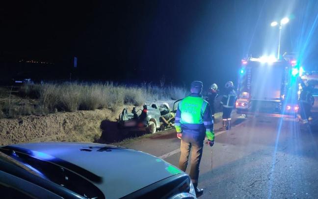 Bomberos y Guardia Civil en el lugar del accidente.